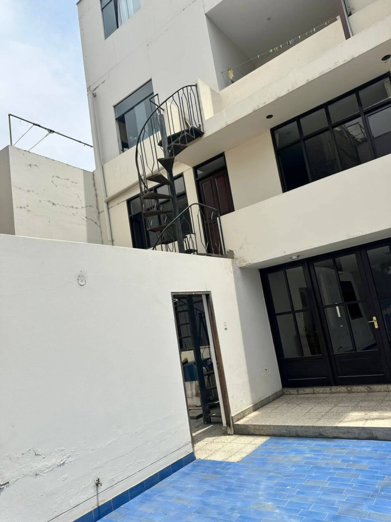 Casa en venta en Urb Primavera frente a parque – Amplia, cómoda y con excelente ubicación para tu seguridad 2 Casa en venta en Urb Primavera 14